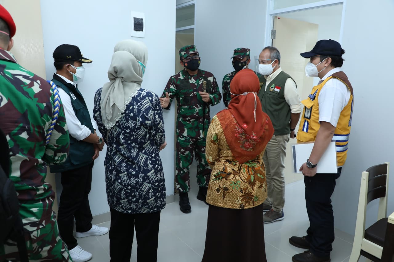 Kabaharkam Polri bersama Panglima TNI dan jajarannya meninjau langsung pelaksanaan Isolasi Terpusat di RSUD Al-Ihsan dan Wisma Atlet Jalak Harupat. (Foto: PMJ News).  