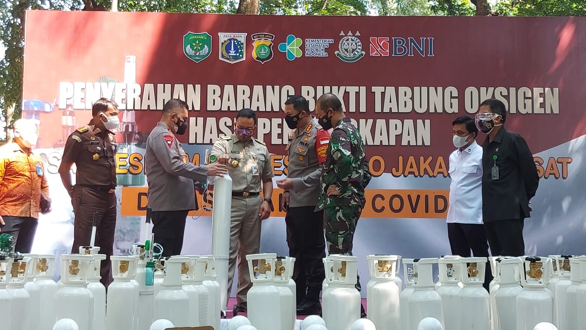 Kapolda Metro serahkan langsung tabung ke Gubernur. (Foto : PMJ/Yenni).  