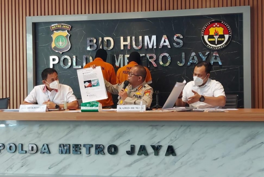 Polda Metro Jaya menggelar perkara kasus pemalsuan surat vaksin Covid-19. (Foto: PMJ News/Yeni).