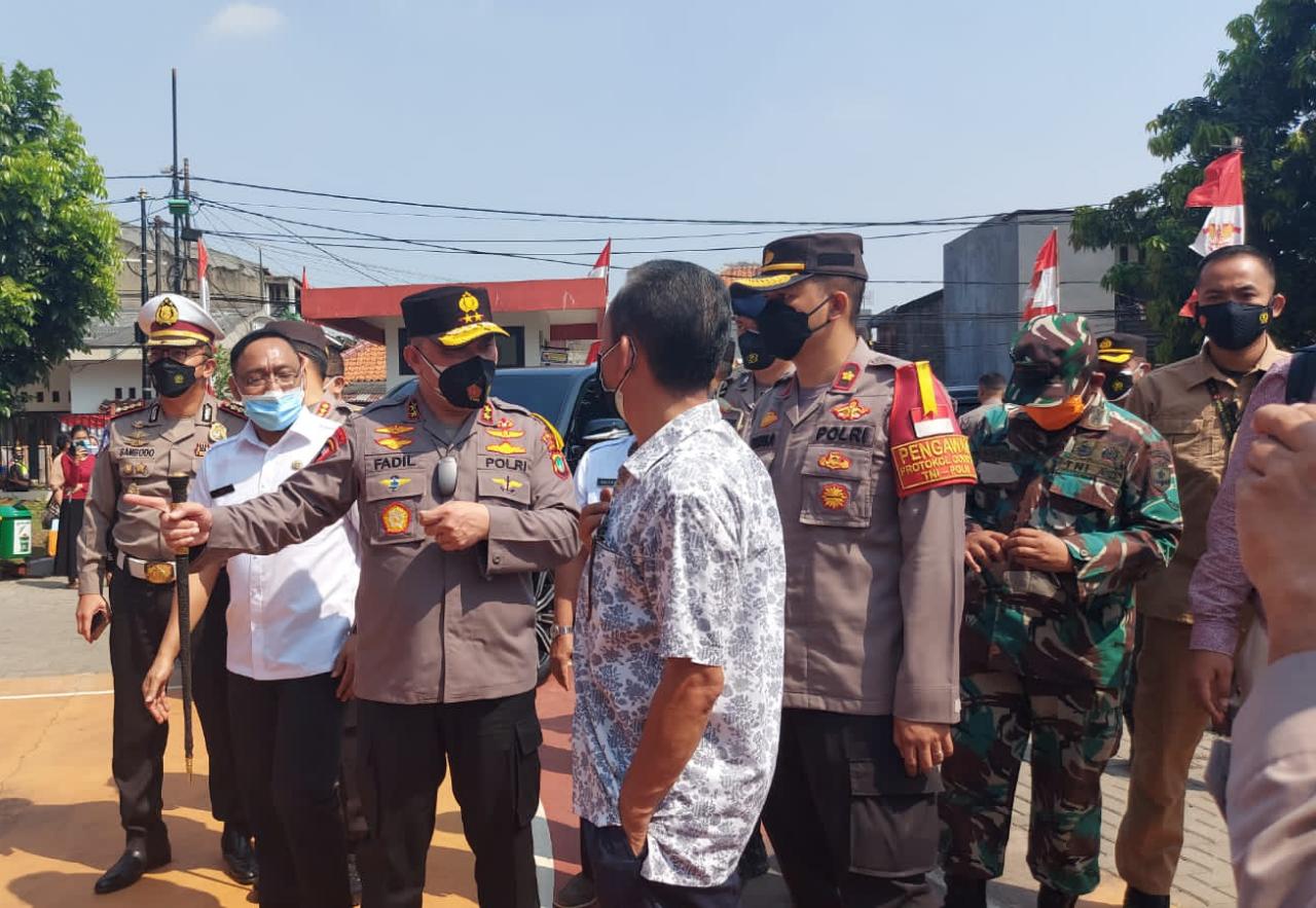 Kapolda Metro berbincang dengan petugas di lokasi vaksinasi. (Foto: PMJ/Yenni). 