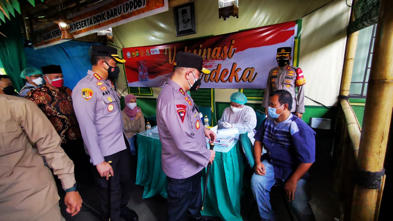 Kapolda Metro Jaya meninjau ujicoba vaksin merdeka di SMK Satria, Srengseng, Kembangan, Jakarta Barat. (Foto: PMJ News). 