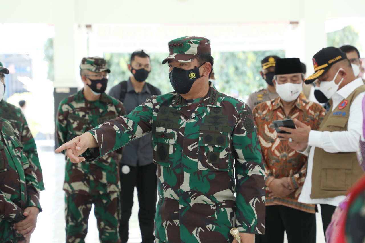 Panglima TNI dan jajarannya meninjau langsung kesiapan tenaga tracer di Kelurahan Maguwoharjo Kapanewon Depok dan Puskesmas Berbah, Kabupaten Sleman. (Foto: PMJ News).  