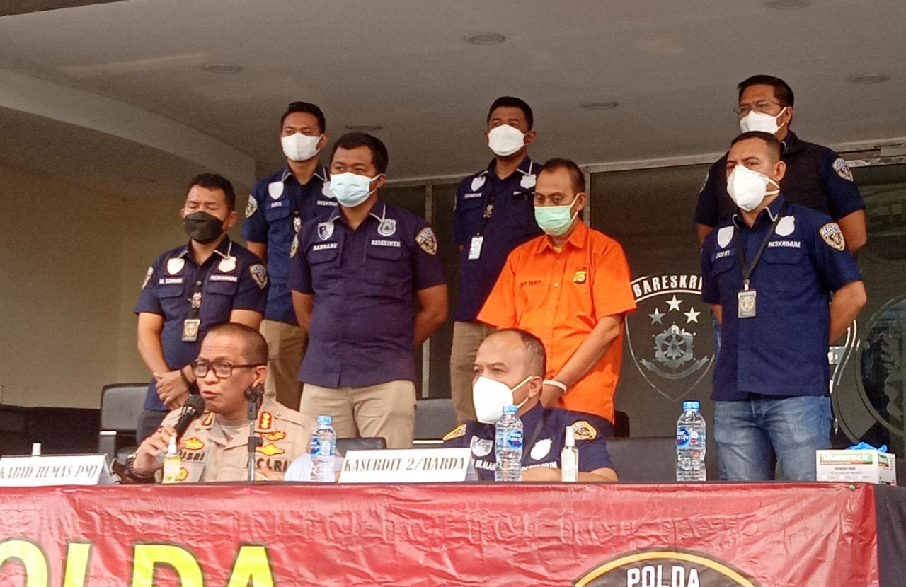 Polda Metro Jaya merilis kasus penipuan yang dilakukan anggota Satpol PP gadungan. (Foto: PMJ News/Yeni)