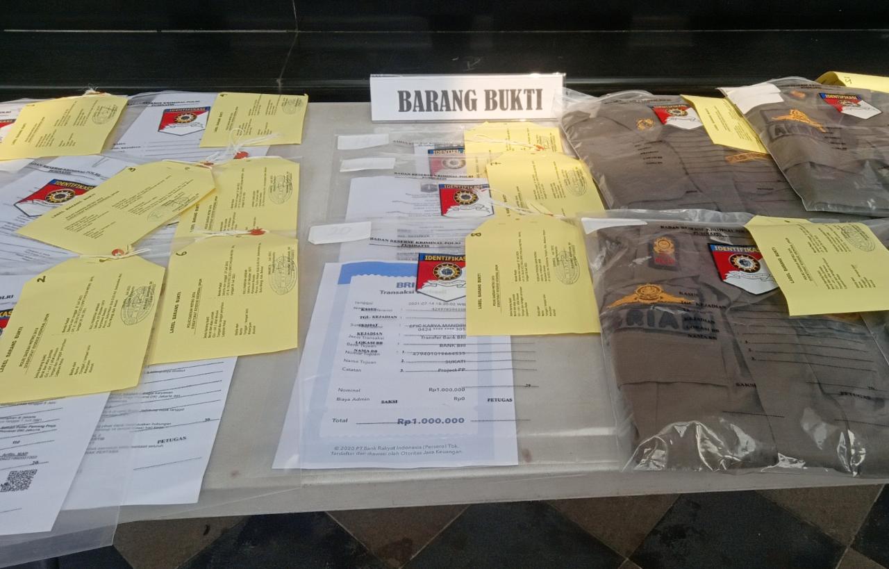 Sejumlah barang bukti yang diamankan polisi dari tersangka. (Foto: PMJ News/Yeni)