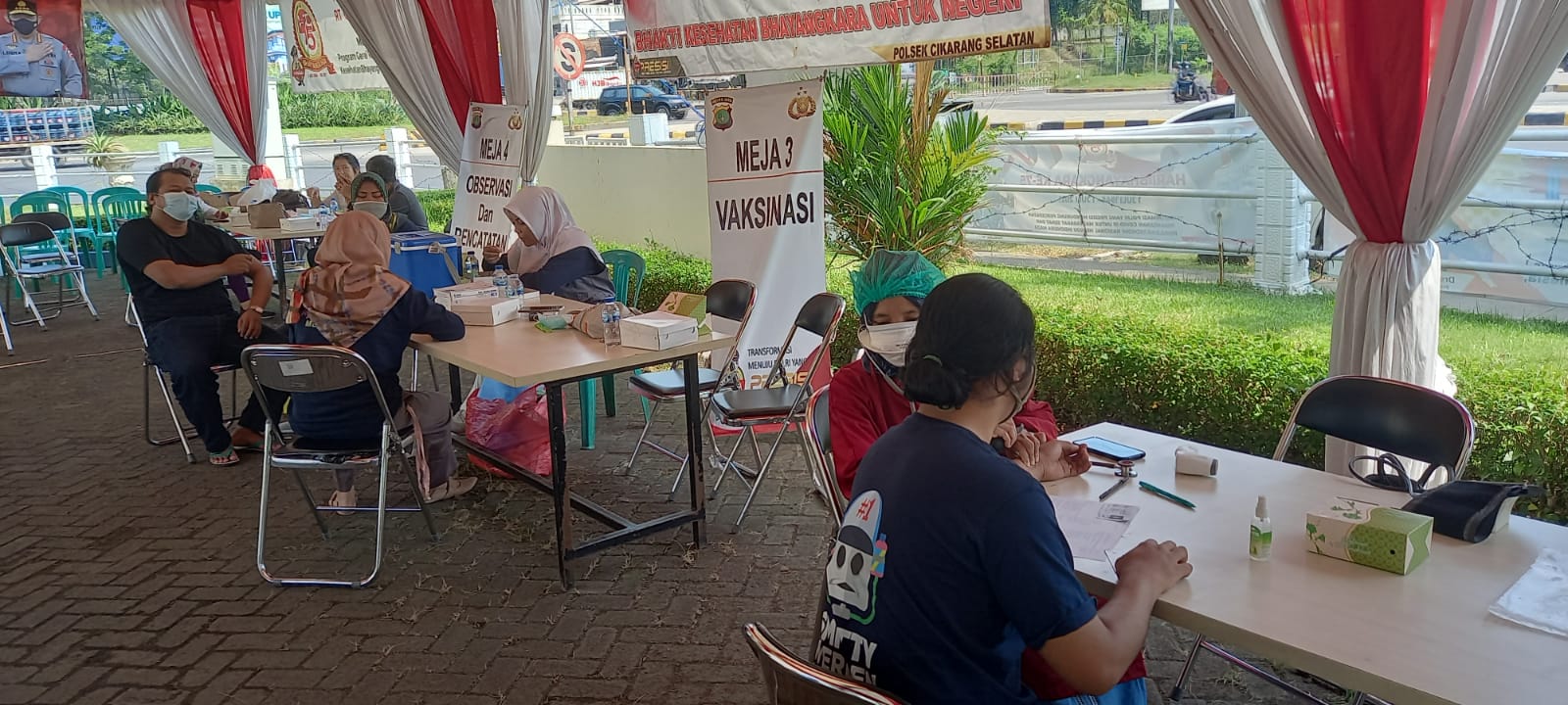 Anggota Polsek Cikarang Selatan Polres Metro Bekasi memonitor sekaligus membantu vaksinasi Covid-19 Tahap II