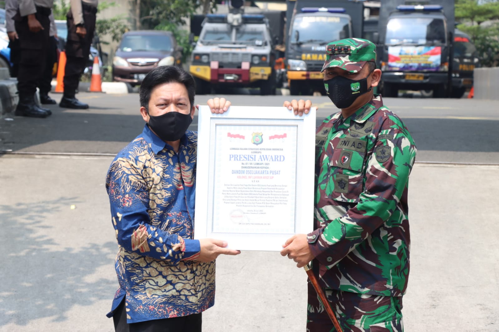 Kapolres Metro Jakarta Pusat Kombes Pol Hengki Haryadi dan Dandim 0501 Kolonel Inf Luqman Arief mendapat penghargaan Presisi Award. (Foto: PMJ News). 