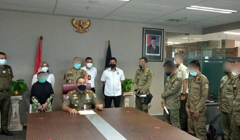 Kasatpol PP DKI Jakarta mewawancarai korban penipuan rekrutment Satpol PP. (Foto: PMJ News/Dok Satpol PP DKI).