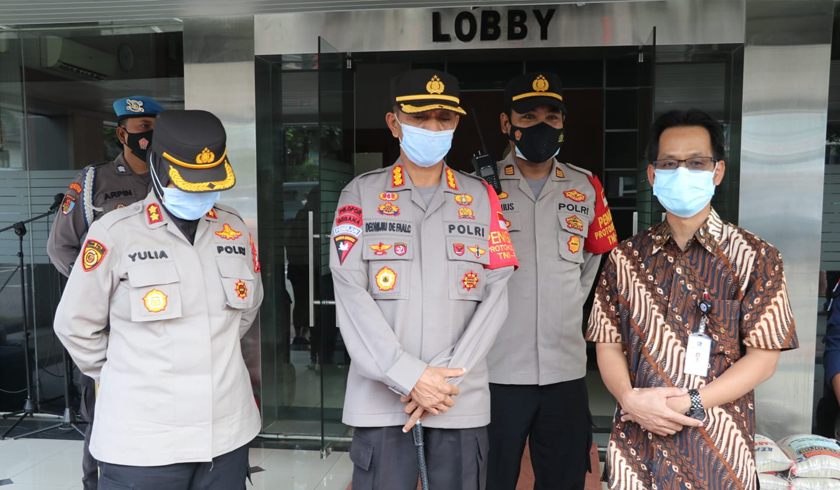 Polres Metro Tangerang Kota menerima bantuan berupa 5 ton beras dan puluhan ribu masker dari PT Agung Sedayu Group. (Foto: PMJ News).