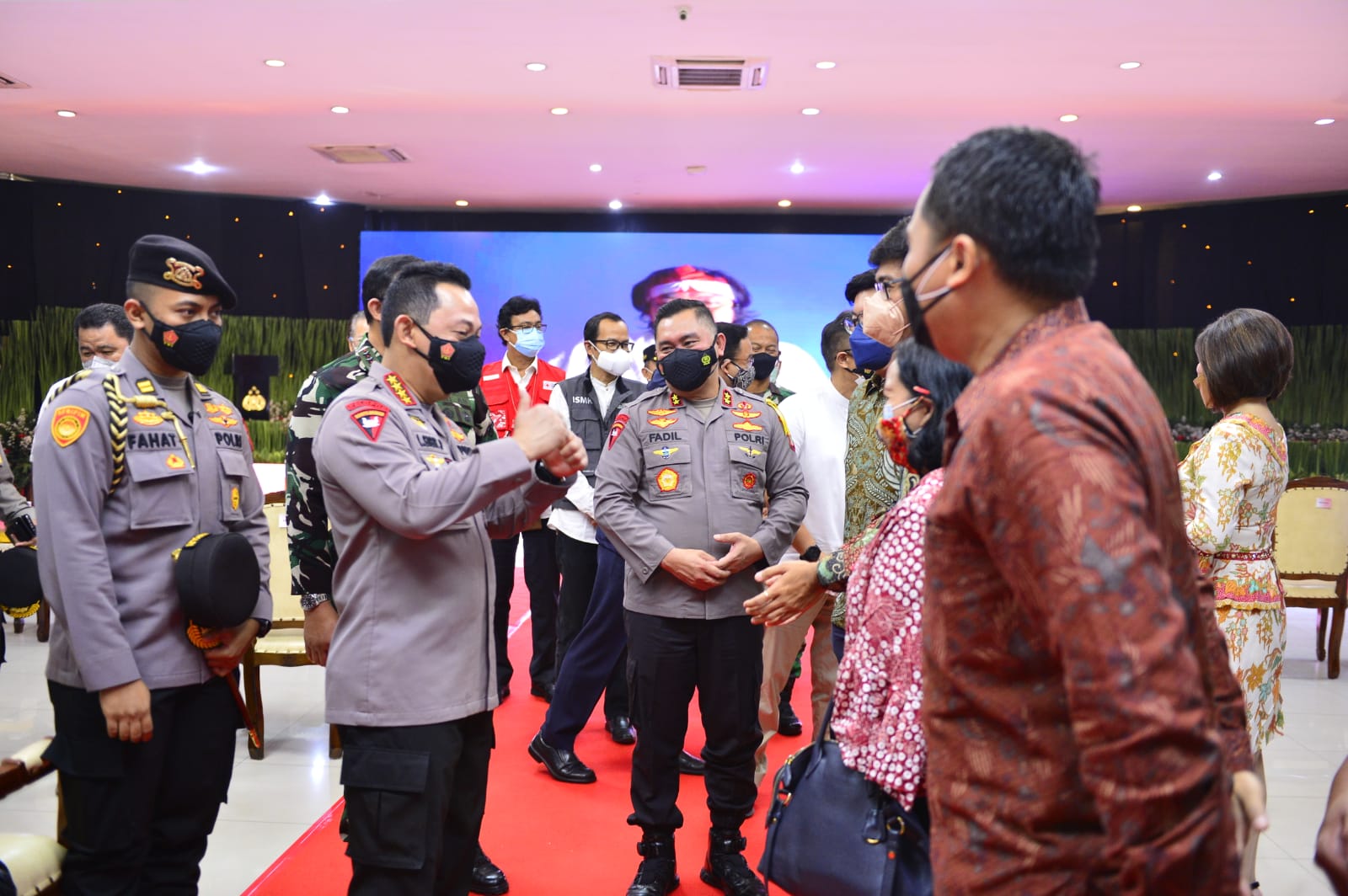 Kapolri Jenderal Pol Listyo Sigit Prabowo bersama Kapolda Metro Jaya Irjen Pol M Fadil Imran beserta jajarannya. (Foto: PMJ News/ Muslim). 