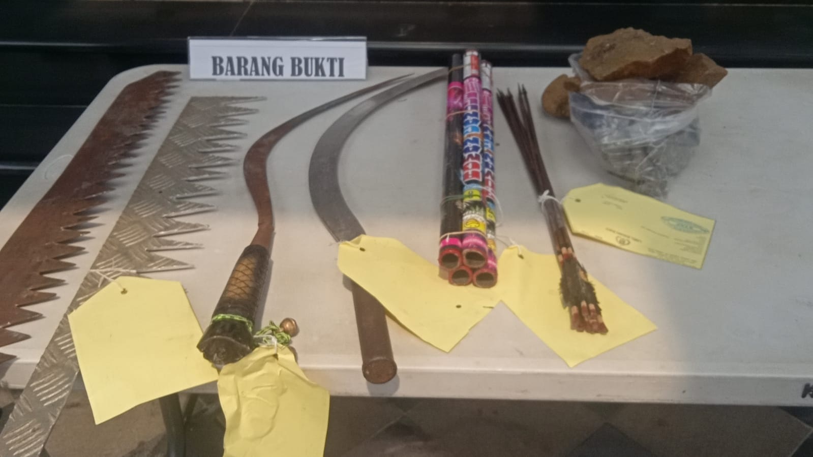 Barang bukti tawuran di Jatiasih Bekasi yang diamankan Polda Metro Jaya. (Foto: PMJ News/Yeni).