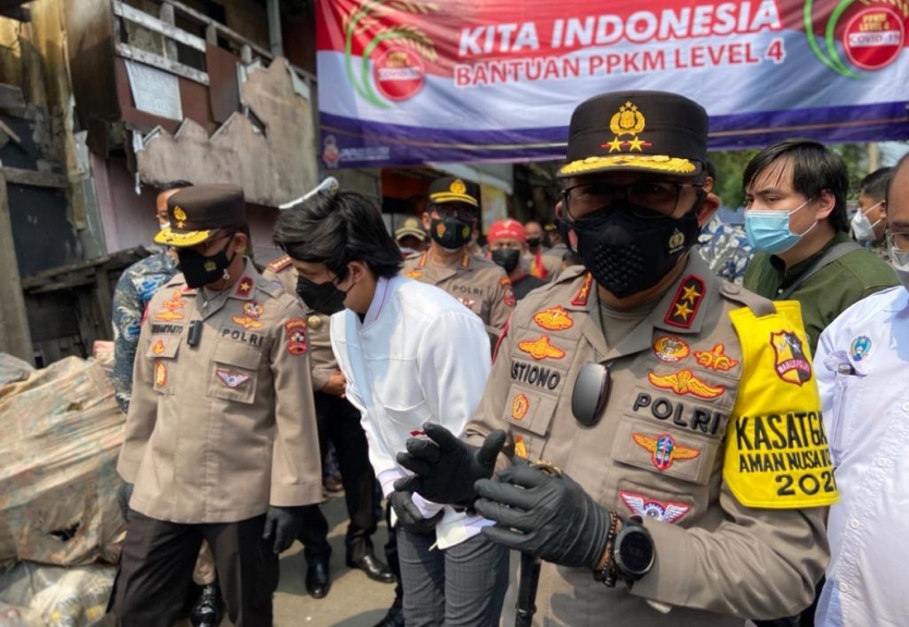 Korlantas Polri salurkan bantuan untuk korban PHK di Cakung, Jaktim. (Foto: PMJ News).