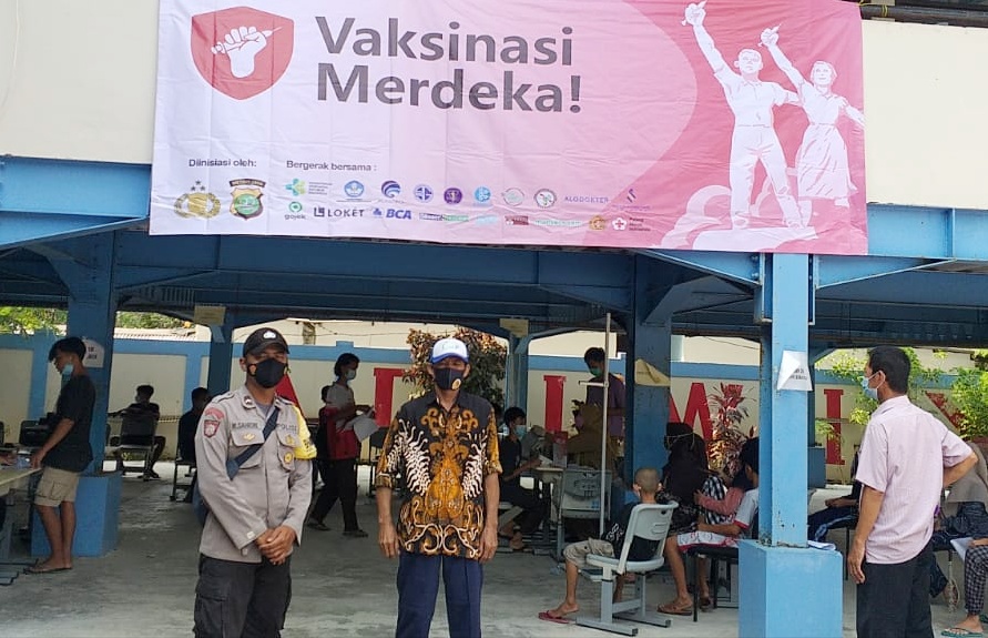 Polres Kepulauan Seribu menggelar Vaksinasi Merdeka Covid-19 di SMPN 288 Pulau Lancang Kelurahan Pulau Pari Kecamatan Kepulauan Seribu Selatan. 