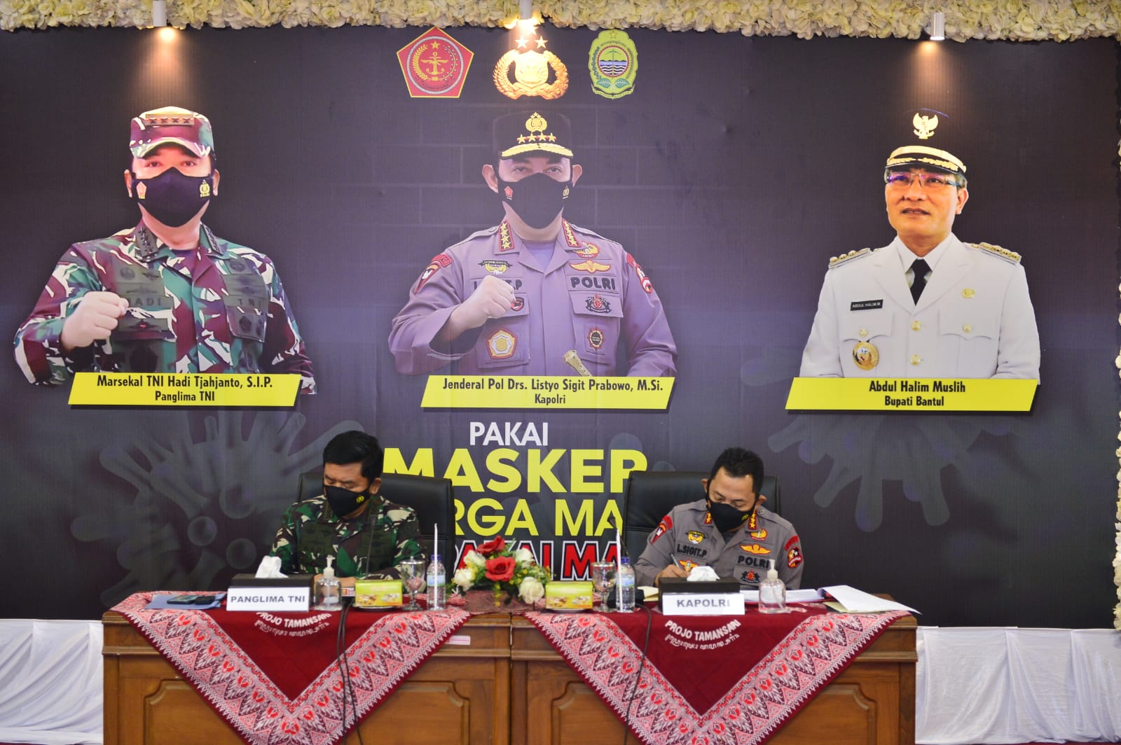 Kapolri Jenderal Listyo Sigit Prabowo memimpin rapat penanganan dan pengendalian Covid-19 bersama dengan Forkopimda Bantul dan Sleman. (Foto: PMJ news).