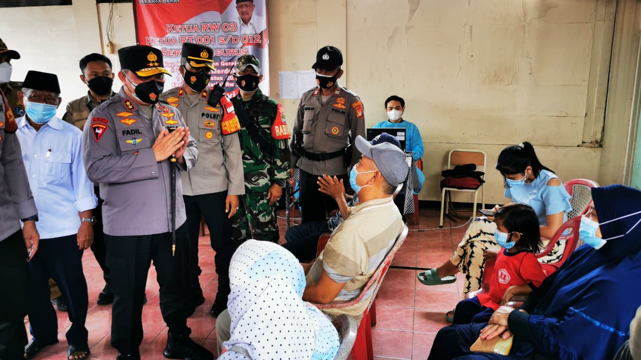 Kapolda Metro Jaya Irjen Pol Dr M Fadil Imran mengunjungi Gerai Vaksin Merdeka yang berlokasi di Kantor Sekretariat RW 03 Kelurahan Joglo Kembangan. (Foto: PMJ News). 