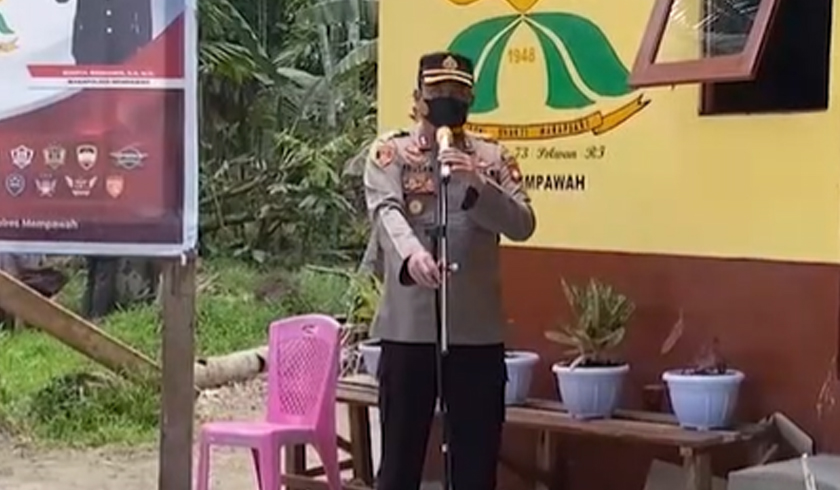 Kapolres Mempawah, AKBP Fauzan Sukmawansyah saat meresmikan bedah rumah warga. (Foto: PMJ News/Polri TV).