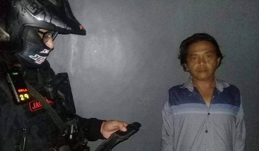 Tim Jaguar Polres Depok mengamankan pria yang melakukan pemalakan di sebuah kafe. (Foto: PMJ News/Istimewa).