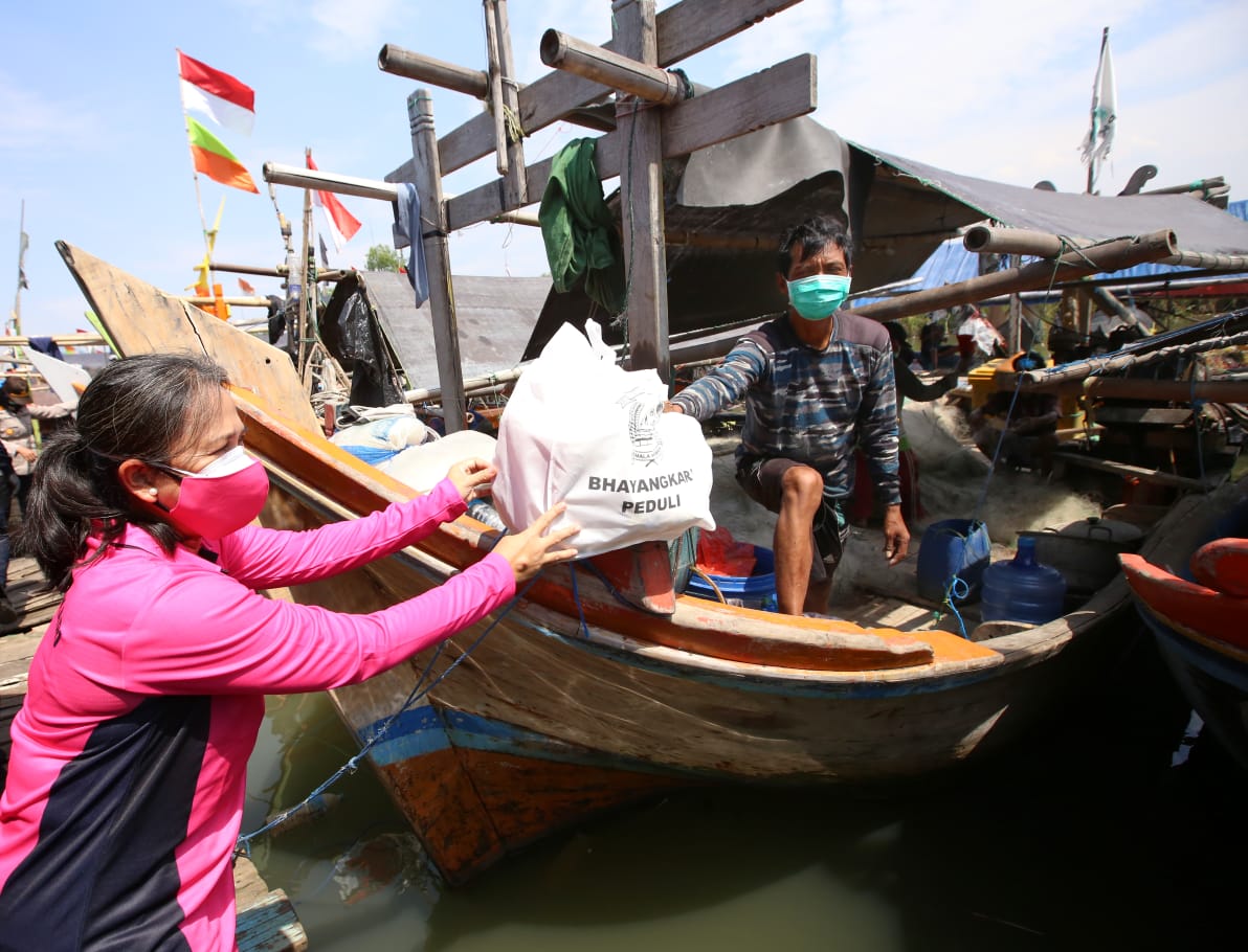 Ketum Bhayangkari Juliati Sigit Prabowo blusukan untuk memberikan bansos untuk nelayan. (Foto: PMJ News)