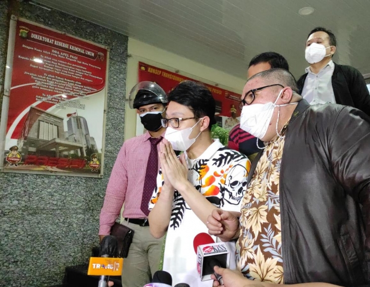 Richard Lee dipulangkan dan dikenakan wajib usai pemeriksaan oleh penyidik Polda Metro Jaya. (Foto: PMJ News/Yeni).