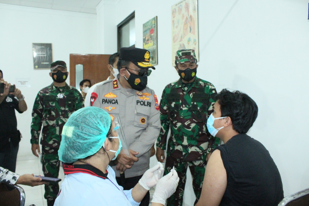 Kapolda Sumut melihat langsung vaksinasi massal di Pematang Siantar. (Foto: PMJ News/ Nia Polri TV)