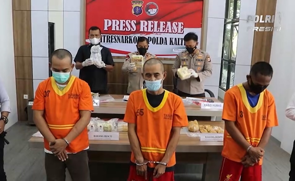 Polda Kalimantan Timur menggelar perkara kasus penyalahgunaan narkoba jenis sabu. (Foto: PMJ News/Polri TV).