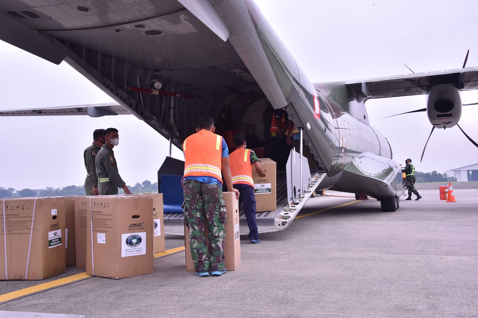 TNI AU kirim bantuan ke Kota Pangkal Pinang, Provinsi Bangka Belitung. (Foto: PMJ News). 