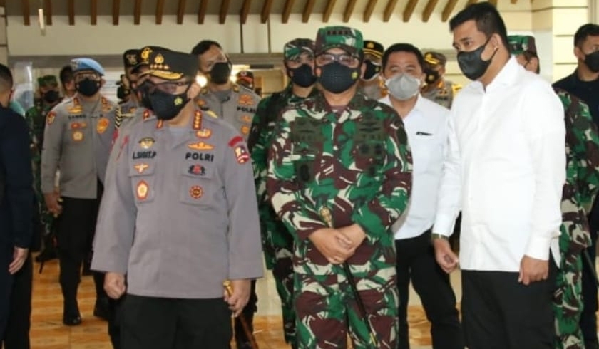 Kapolri Jenderal Listyo Sigit Prabowo bersama TNI Marsekal Hadi Tjahjanto meninjau fasilitas Isoter di Medan. (Foto: PMJ News).