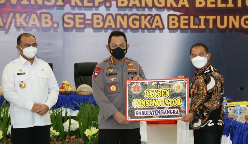 Kapolri Jenderal Listyo Sigit Prabowo menyerahkan oksigen konsentrator kepada Forkompimda Provinsi Kepulauan Bangka Belitung. (Foto: PMJ News).