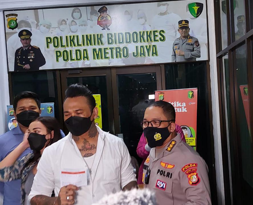 Penyuntikan vaksin Jerinx didampingi oleh istrinya Nora Alexandra, pengacaranya Gede Manik Yogiartha, serta Kabid Dokkes Polda Metro Jaya, Kombes Pol Didiet Setiobudi. (Foto: Dok PMJ News/ Yeni). 