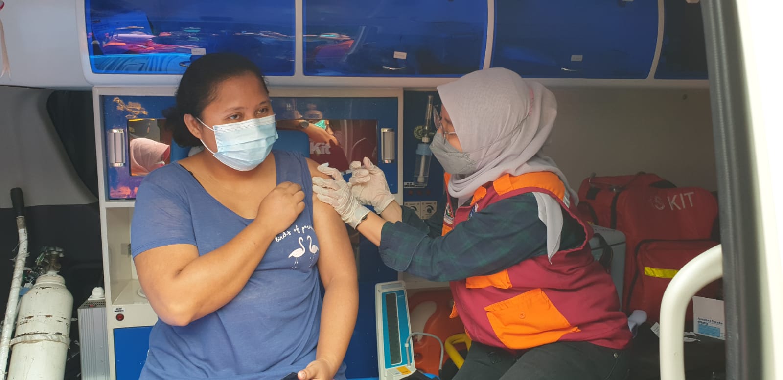 Anggota Polsek Kembangan membantu kaum disabilitas tuna netra untuk vaksinasi. (Foto: PMJ News). 