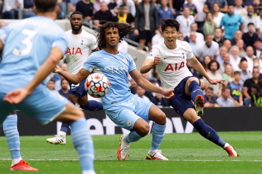 Son Heung Min bersama para pemain Tottenham tengah mengecoh para pemain City. (Foto: Dok Net)