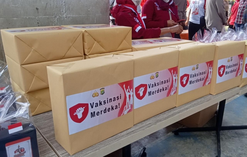 Polsek Sawah Besar Beri Hadiah Bagi Penerima Vaksin yang Ulang Tahun Tepat Pada HUT RI. (Foto: PMJ News/Yeni)