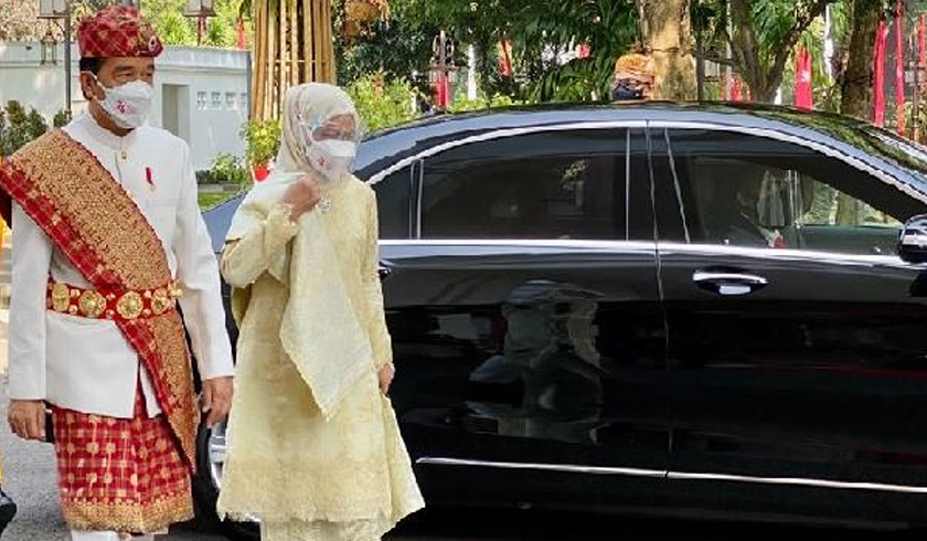 Presiden Joko WIdodo bersama ibu Iriana mengenakan pakaian adat untuk menghadiri upacara peringatan Detik-detik Proklamasi Kemerdekaan RI ke-76. (Foto: PMJ News/Biro Pers Sekretariat Presiden).