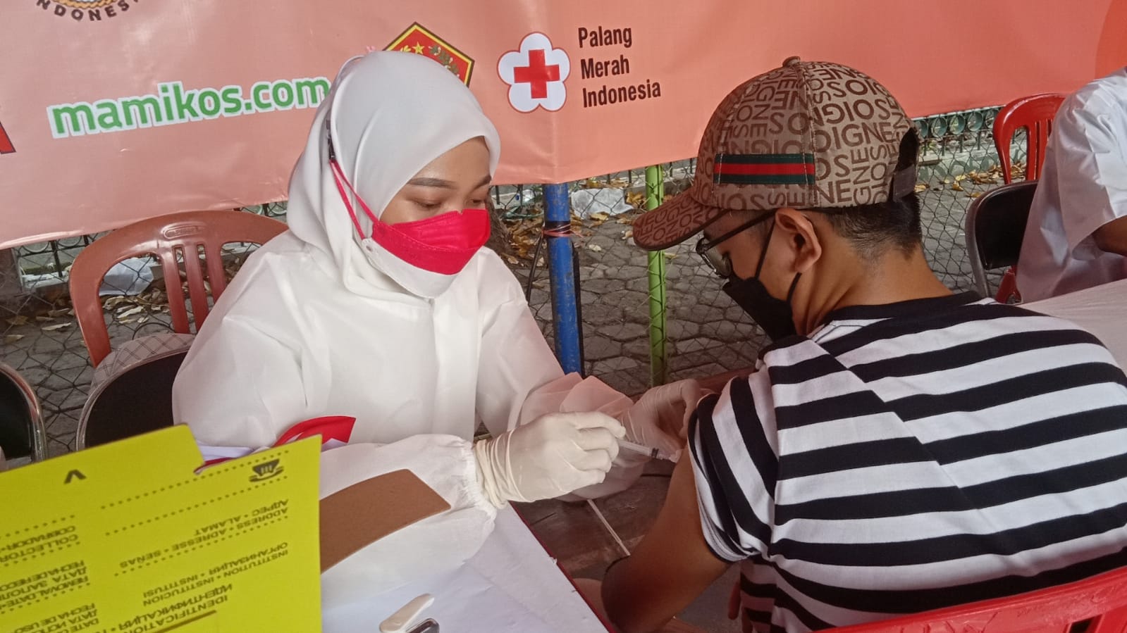 Proses vaksinasi di Gerai 655 Polsek Sawah Besar. (Foto: PMJ News/Yeni)