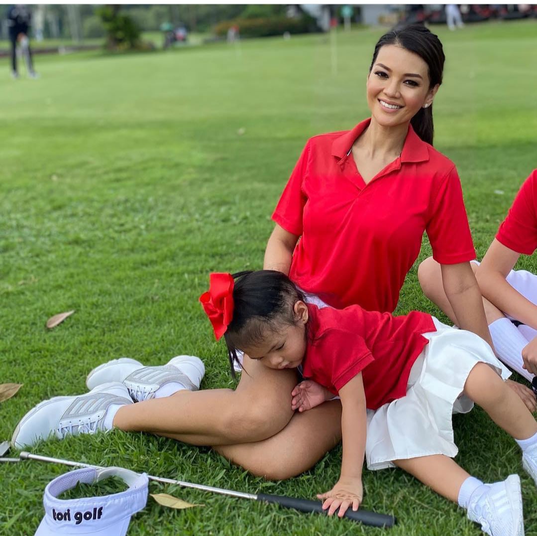 Farah Quin bersama anak-anaknya main golf dengan memakai kostum Merah Putih dalam merayakan HUT RI. (Foto: Farah Quin). 