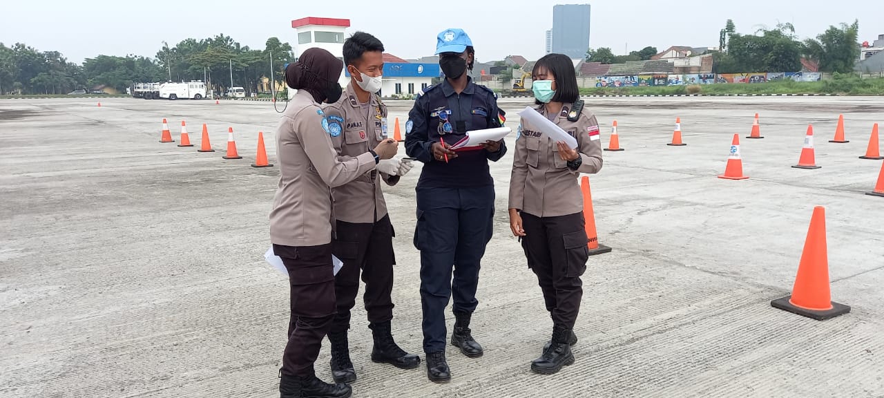 Tim penguji dari PBB didampingi Anggota Polri dalam uji drive Garuda Bhayangkara. (Foto: PMJ/Gtg). 