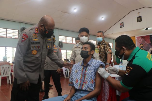 Kapolda Papua Irjen Pol Mathius D Fakhiri  meninjau langsung vaksinasi merdeka di Kota Jayapura. (Foto: PMJ News)