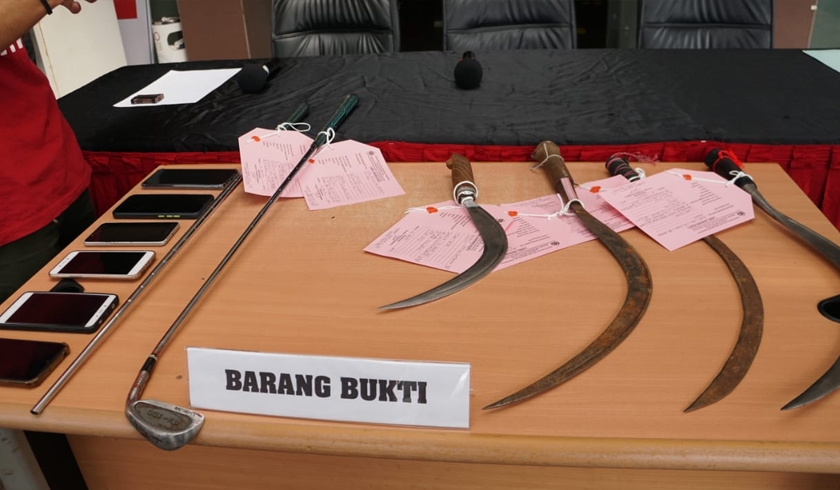 Barang bukti yang digunakan saat tawuran pemuda di Mampang, Jakarta Selatan diamankan polisi. (Foto: PMJ News).