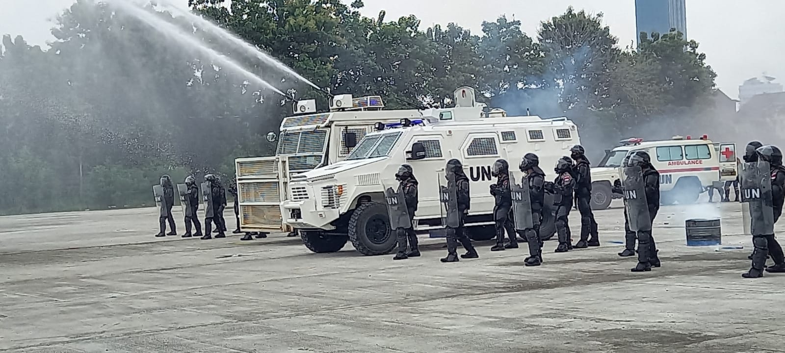 FPU 3 lakukan pengamanan dengan semprotkan air ke demonstran. (Foto: OMJ/Gtg). 