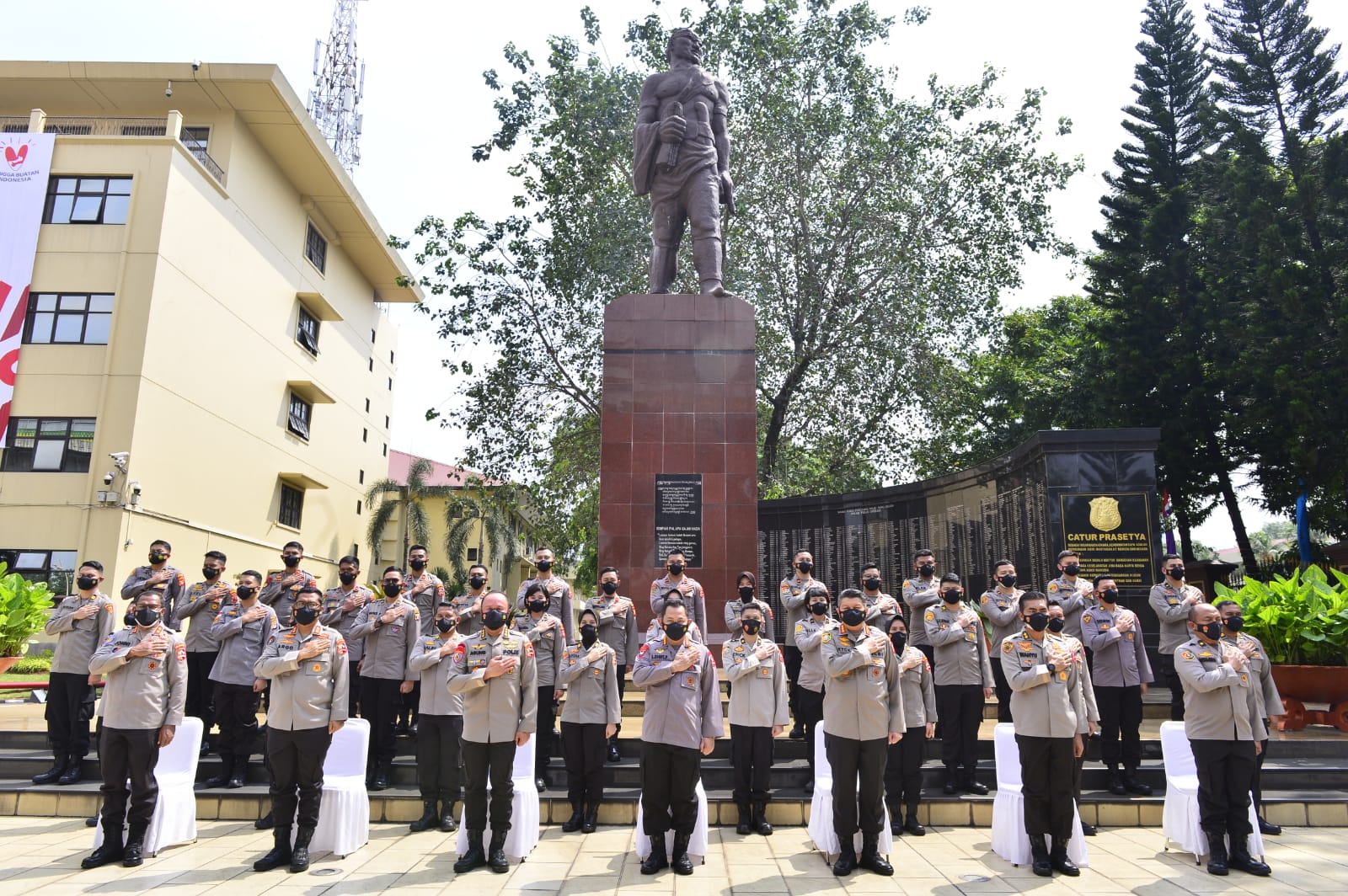 Kapolri Jenderal Pol Listyo Sigit Prabowo memimpin pelepasan 37 Perwira Polri penerima beasiswa LPDP. (Foto: PMJ News). 