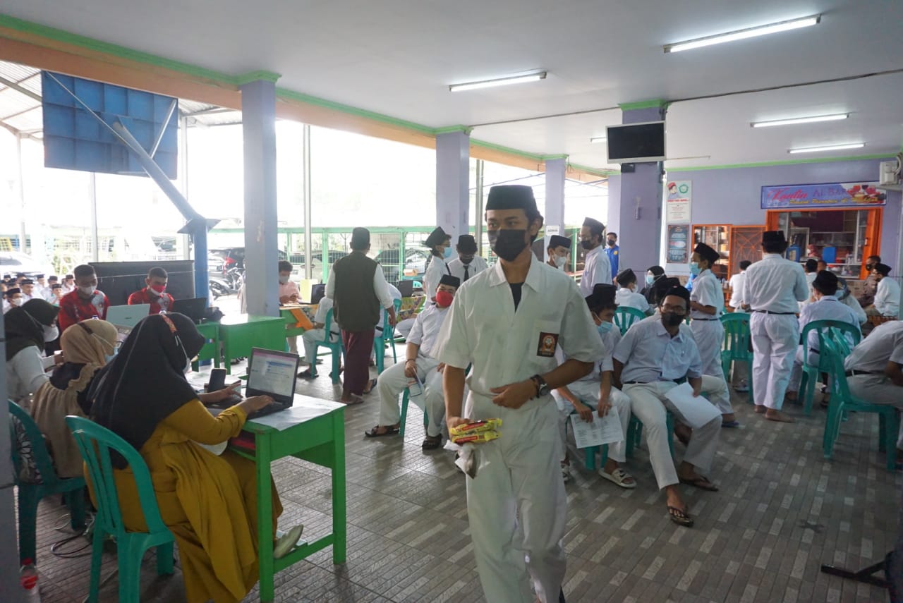 Kegiatan vaksinasi tahap 2 dan penyuluhan narkoba di Pondok Pesantren Al Wasilah Kembangan Jakarta Barat. (Foto: PMJ News). 