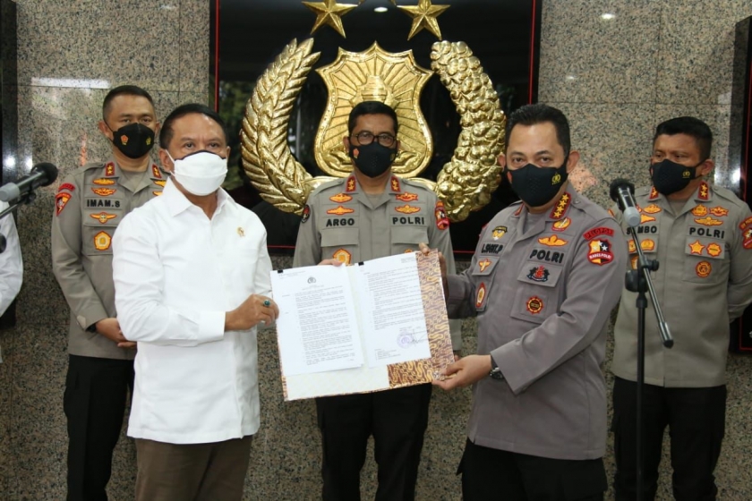 Kapolri dan Menpora usai penandatanganan kesepakatan perhelatan Liga 1 dan Liga 2. (Foto: PMJ News/divisihumaspolri)