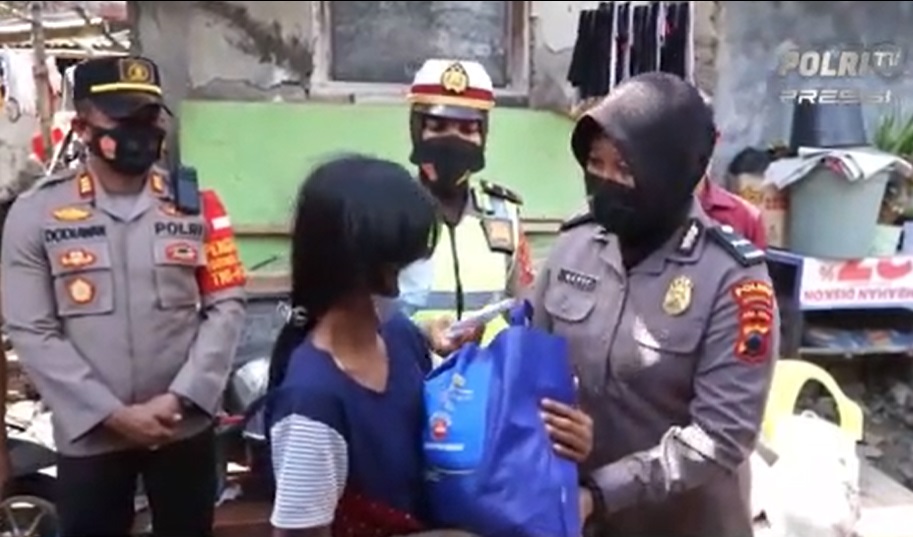 Kapolres AKBP Wahyu Nugroho Setyawan bersama anggota Polwan Polres Sukoharjo membagikan paker sembako untuk warga.(FotoL: PMJ News/Polri TV).