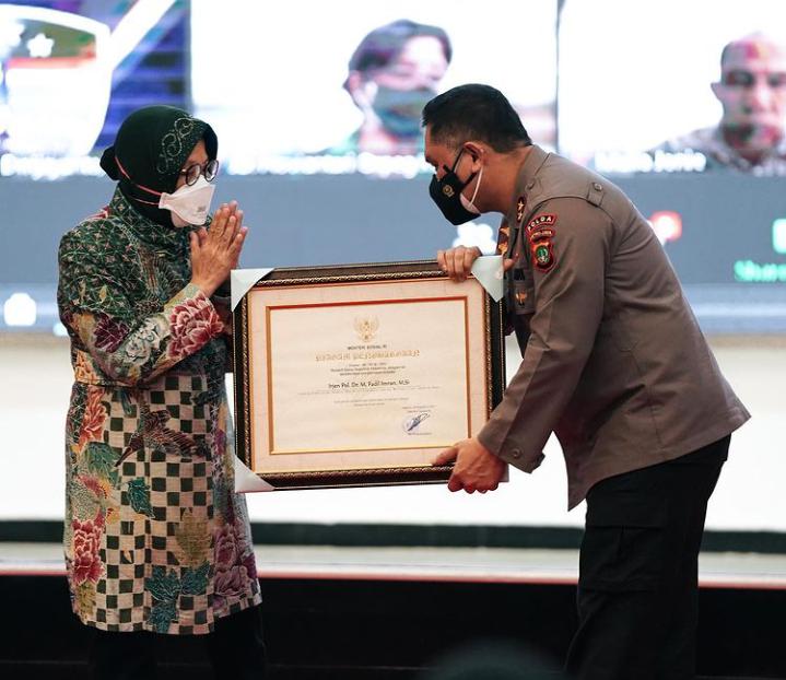 Kapolda Metro Jaya, Irjen Pol Fadil Imran meraih penghargaan Penyelamatan Keuangan Negara terkait Bantuan Sosial dari Menteri Sosial, Tri Rismaharini. (Sumber: Instagram @kapoldametrojaya). 