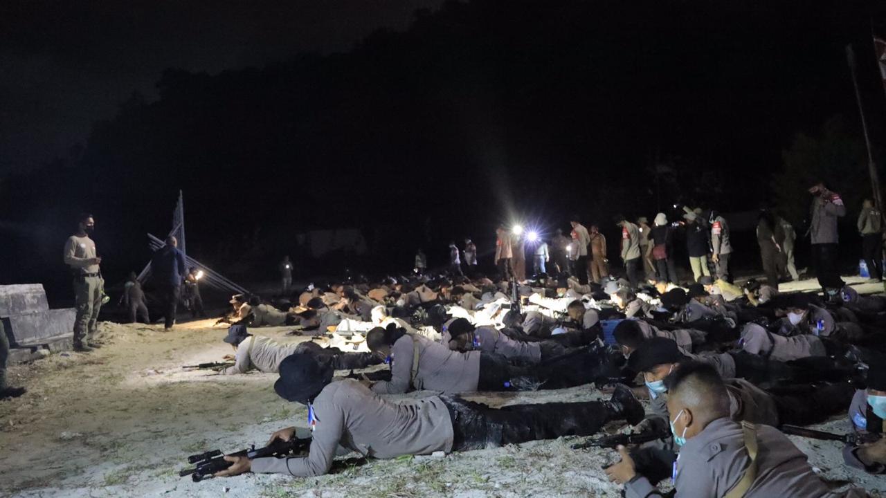 Tengah malam FPU 3 diminta merayap di pinggir lautan. (Foto: PMJ/Dok Polri). 