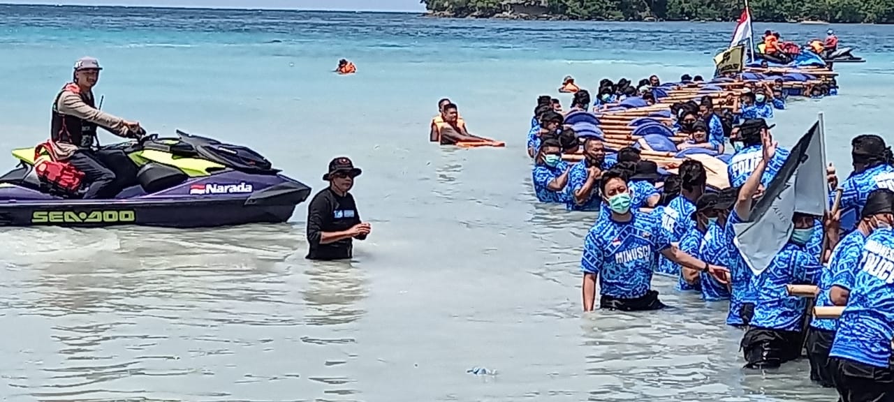 Karomisinter Divhubinter Polri Brigjen Pol Krishna Murti turun langsung ke lautan beri arahan. (Foto: PMJ/Gtg).  