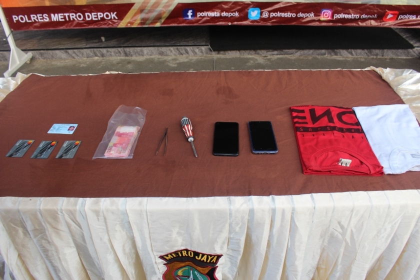 Barang bukti kasus pembobolan mesin ATM di Depok. (Foto: PMJ News).