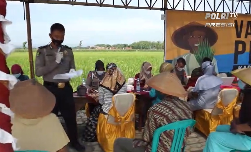 Polres Kendal bersama Pemkab dan TNI menggelar vaksinasi khusus bagi para petani diarea persawahan. (Foto: PMJ News/Polri TV).