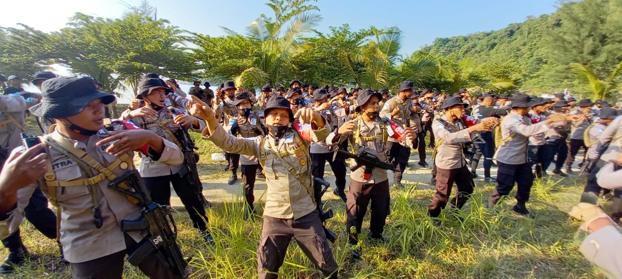 Team FPU 3 menghibur diri dengan gerakan kompak bersama-sama. (Foto: PMJ/Gtg). 