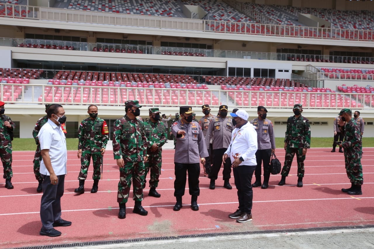 Kapolri Jenderal Listyo Sigit Prabowo bersama Panglima TNI dan Menpora meninjau Stadion Lukas Enembe dan arena akuatik menjelang PON ke-XX Papua. (Foto: PMJ News).