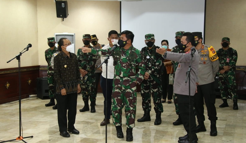 Kapolri Jenderal Listyo Sigit Prabowo memimpin rapat bersama Panglima TNI Marsekal Hadi Tjahjanto dengan Forkopimda Bali. (Foto: PMJ News).